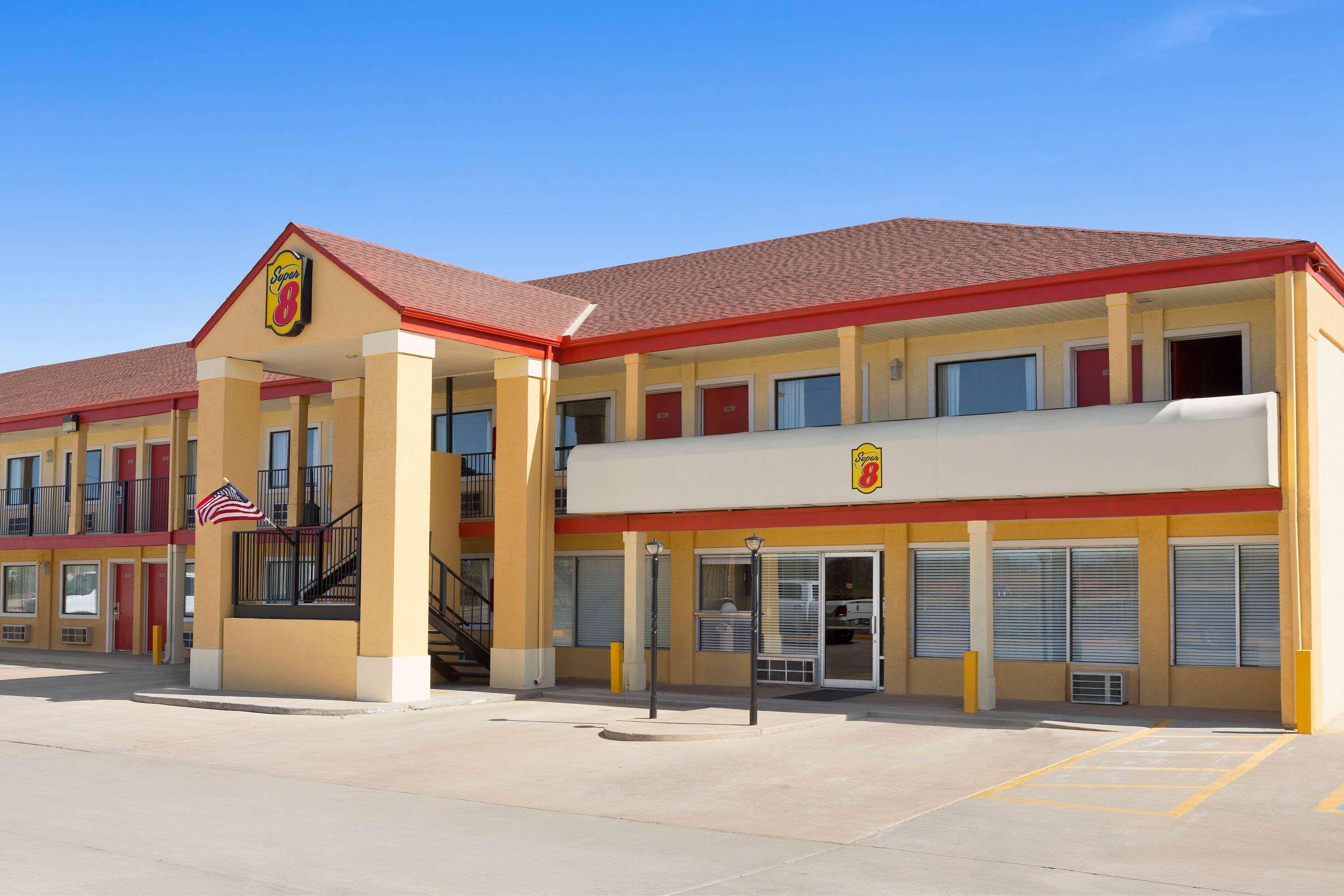 Отель Super 8 By Wyndham Woodward Экстерьер фото